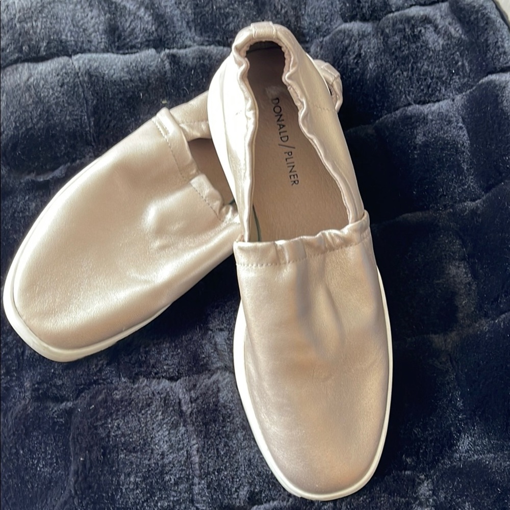 Donald J. Pliner Cream Slippers Minimalist Design